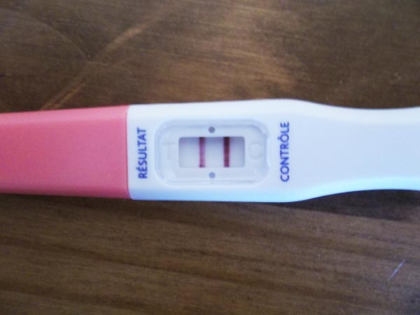 Annoncer sa grossesse avec une photo de son test de grossesse