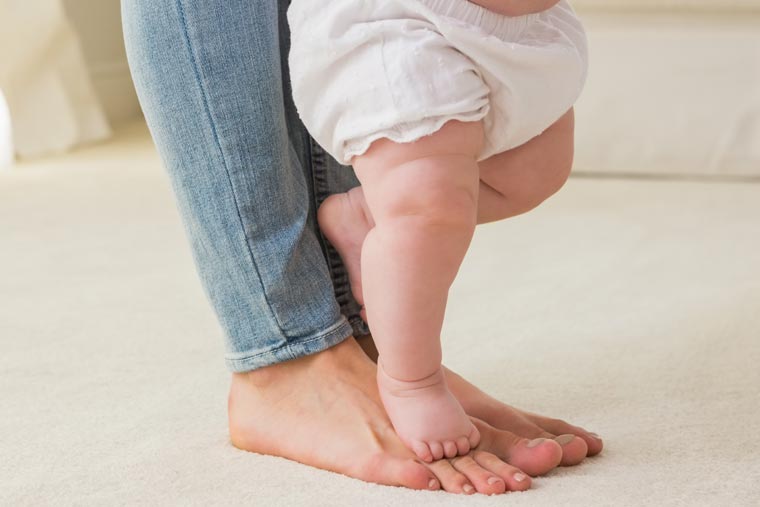 Partagez les premiers pas de bébé avec vos proches en toute sécurité