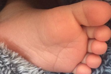 Amélie Mauresmo poste le pied de son bébé sur Twitter