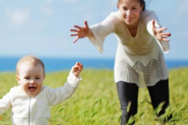 Bébé marche ? Partagez les photos de ses premiers pas avec vos proches