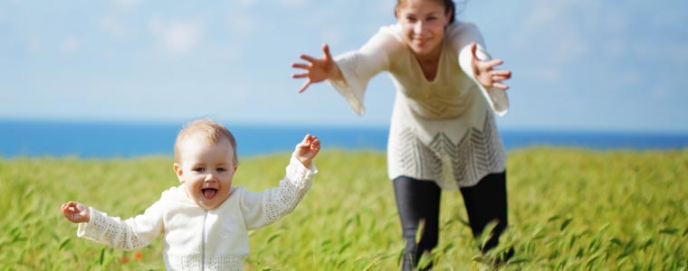 Partagez les premières photos de votre bébé qui marche avec vos proches