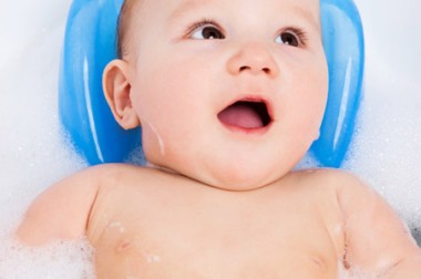 Le premier bain de bébé : des moments inoubliables à partager