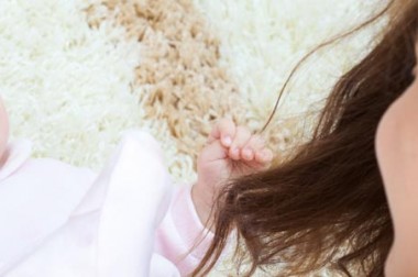Les premiers sourires de bébé : partagez-les en famille dans votre blog bébé