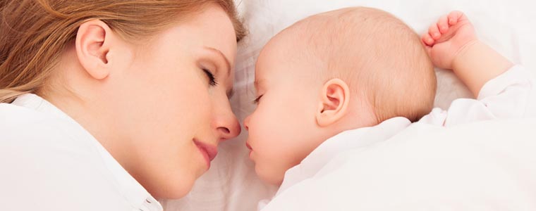 Cododo bébé : les avantages et inconvénients du co-sleeping
