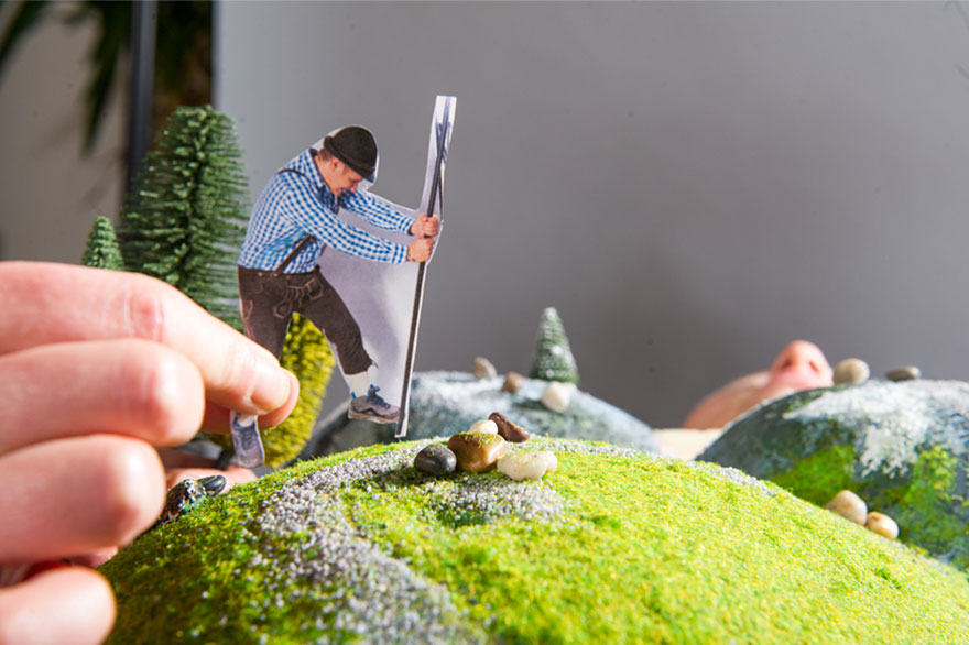 Peinture de grossesse, un papa s'amuse avec le ventre de son épouse