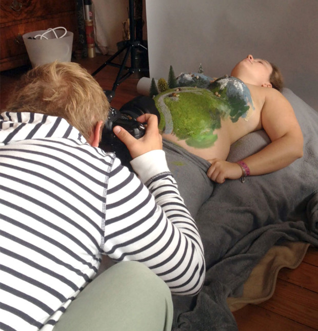 Peinture de grossesse, un papa s'amuse avec le ventre de son épouse